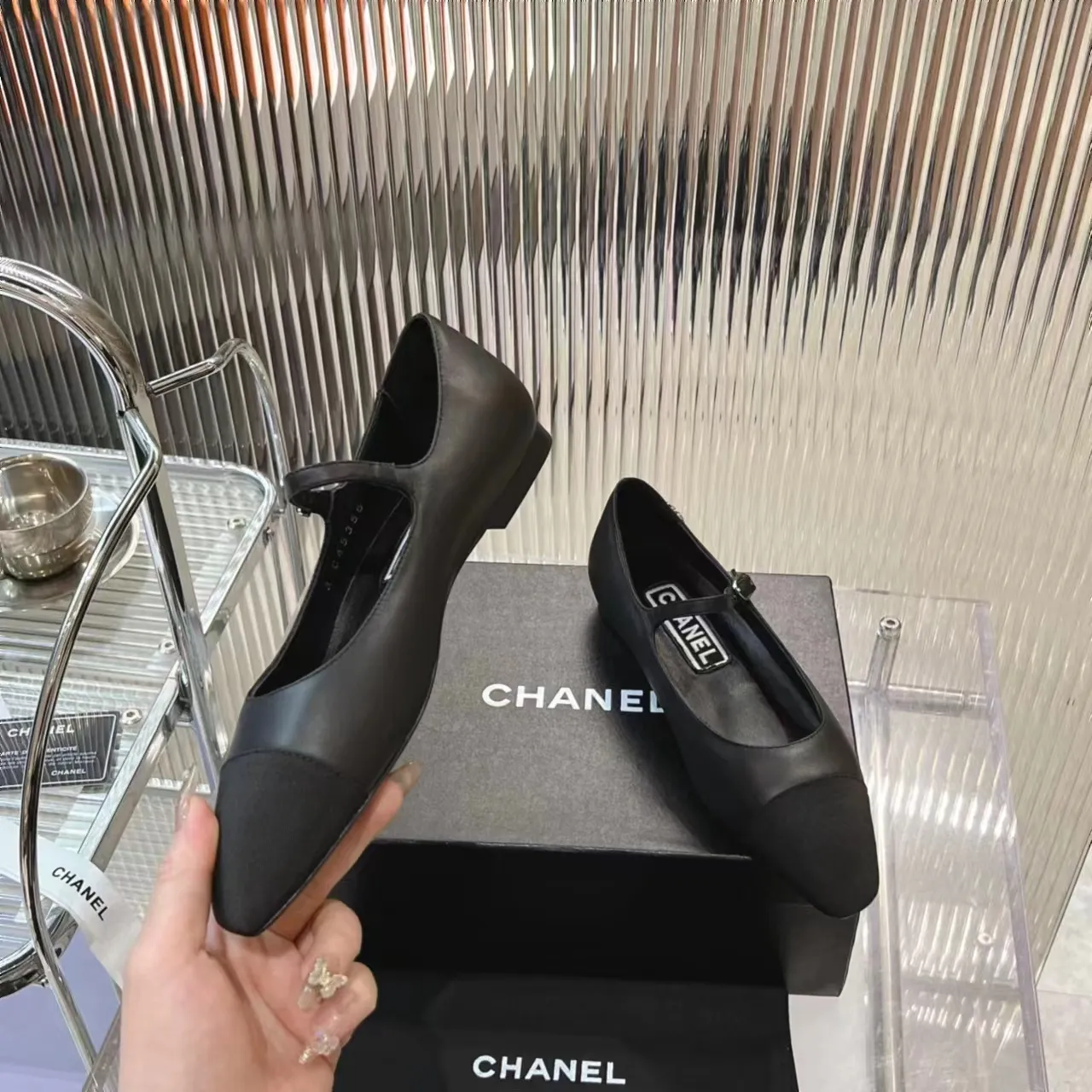 👟👟Ex-factory price 520👟👟 (Top version) CHANEL 24P early spring new trapezoidal toe high-heeled shoes, high version of one-strap, pointed square toe, color-blocked Mary Jane shoes, Xiaoxiang𝐂's two most popular shoes this year are these small silver shoes and big-toe shoes. It is difficult to find these shoes in the counter. It breaks the conventional pointed square toe design and gives people a refreshing feeling. I thought it was good-looking. Only when you put it on your feet will you know how easy it is to wear. It is really special and fashionable. The side rhinestones 𝐋𝐨𝐠𝐨 are very eye-catching. The smooth shoe shape is full of high-end feeling. I can think of countless outfits at the moment. Upper: imported cowhide/metallic film grain leather. Foot pad: sheepskin. Lining: sheepskin. Sole: Italian genuine leather outsole. Heel height: 1cm. Color: white/silver/black/pink. 4 colors size: 35-40 (41 made to order, non-refundable and non-exchangeable)